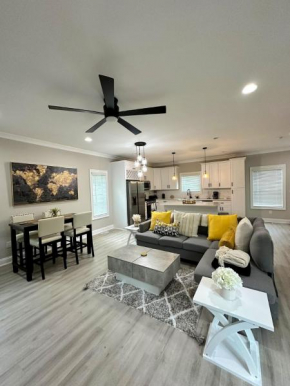 NEW Charming 3BD Townhome with Wifi - 9 Min to Uptown
